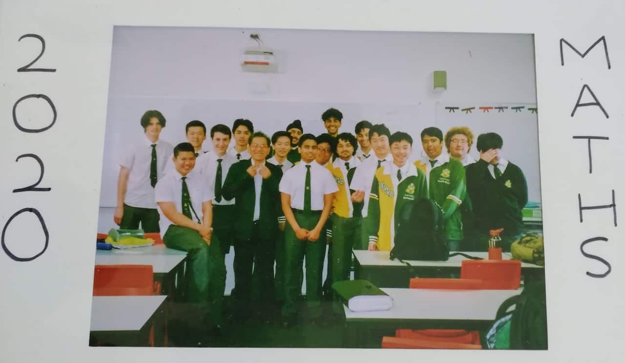 Ông Bình Phạm (giữa) chụp hình cùng các học trò.