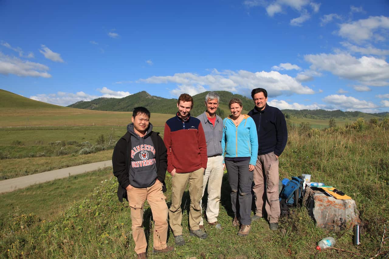 李波博士（Li, Bo Dr. 左一）与考古同行的合影