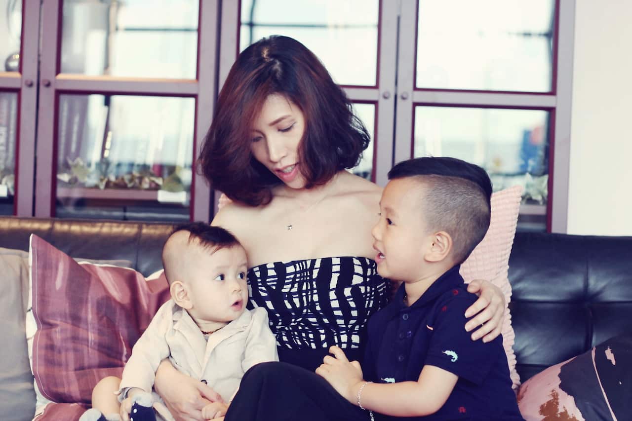 Là một giáo viên mầm non và bà mẹ hai con, chị Hà Trang luôn có quan điểm dạy con tự lập từ bé, với sự phát triển các kỹ năng phức tạp dần theo từng độ tuổi.