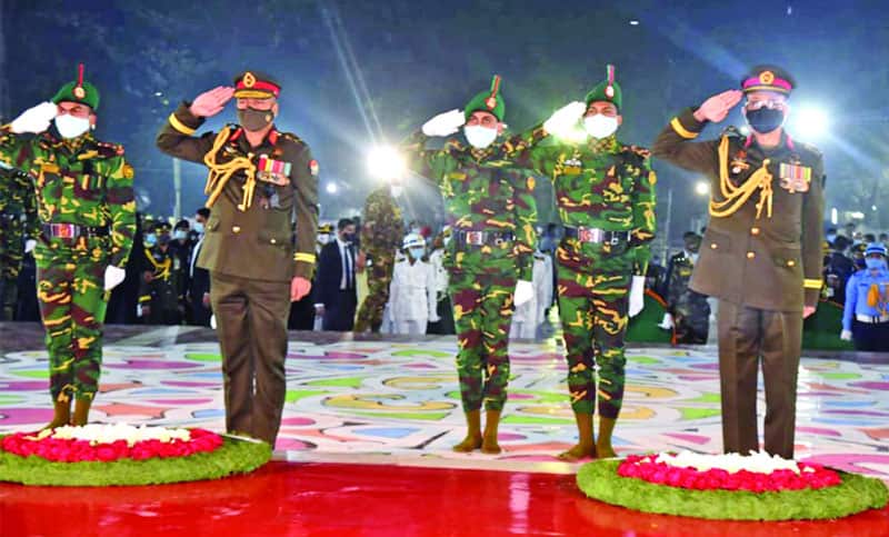 একুশে ফেব্রুয়ারির প্রথম প্রহরে কেন্দ্রীয় শহীদ মিনারে রাষ্ট্রপতি মো. আবদুল হামিদ ও প্রধানমন্ত্রী শেখ হাসিনার পক্ষে ভাষাশহীদদের প্রতি ফুলেল শ্রদ্ধা জানান সামরিক সচিবরা।