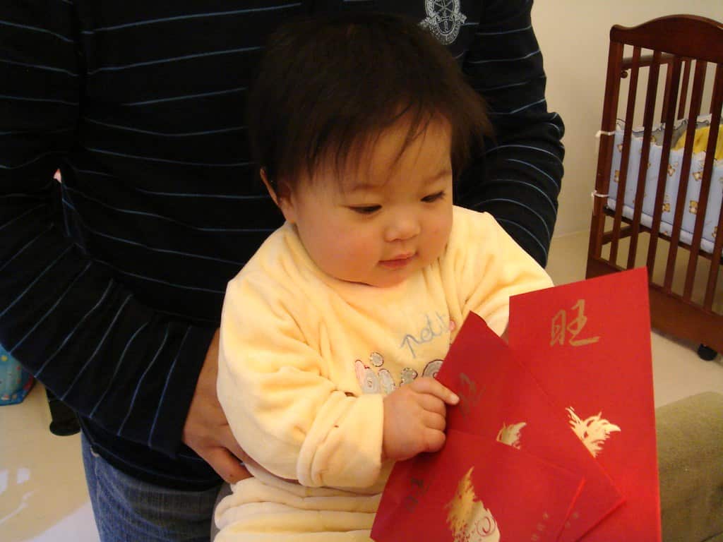 在不少人心目中，利是乃農歷新年不不雖然澳洲在華裔移民的影響下，仍然重視與保留農歷新年的慶祝活動；但隨著華裔家庭移民家庭—尤其是其第二代開始「澳洲化」，這些傳統會否隨之而消失？