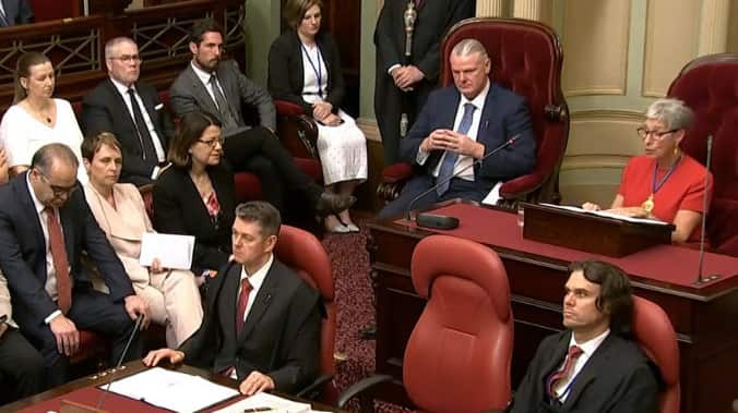 Στη φωτογραφία διακρίνεται η ομογενής υπουργός Υγείας της Βικτώριας, Τζένη Μικάκου