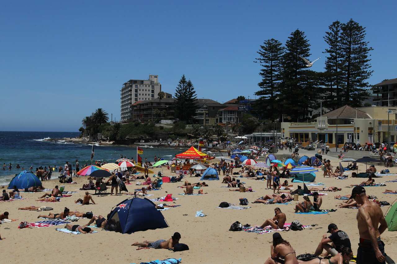 Beachgoers are seen at Cronulla beach in Sydney, Saturday, January 6, 2017. (AAP Image/Danny Casey) NO ARCHIVING