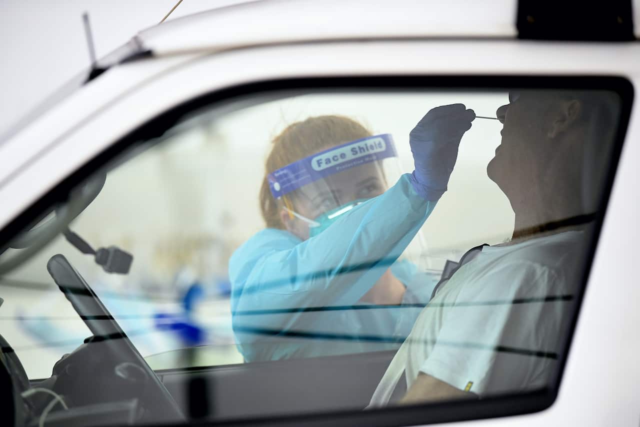 Mtu afanyiwa kipimo cha coronavirus, katika kituo cha vipimo cha fukwe ya Bondi Beach.