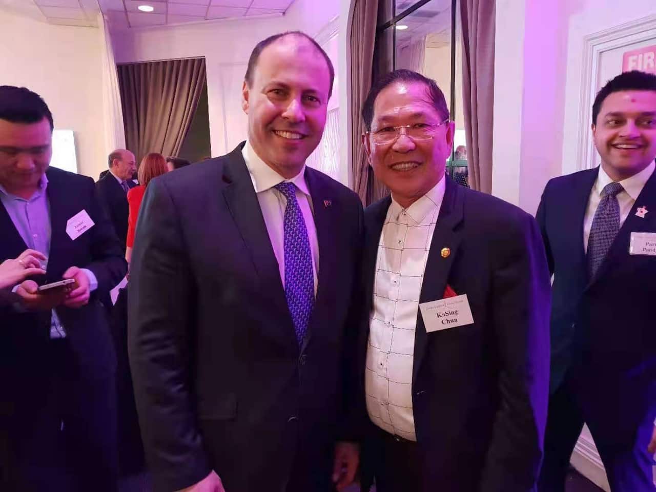 蔡家声医生（右一）