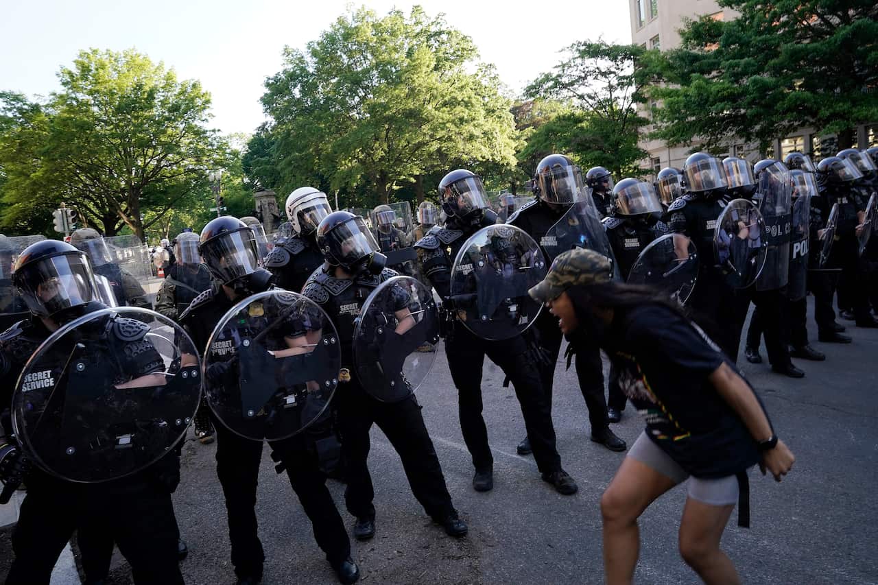 Manifestantes chocan con la policía a la vez que Donald Trump anuncia que desplegará al ejército estadounidense para controlar las protestas.