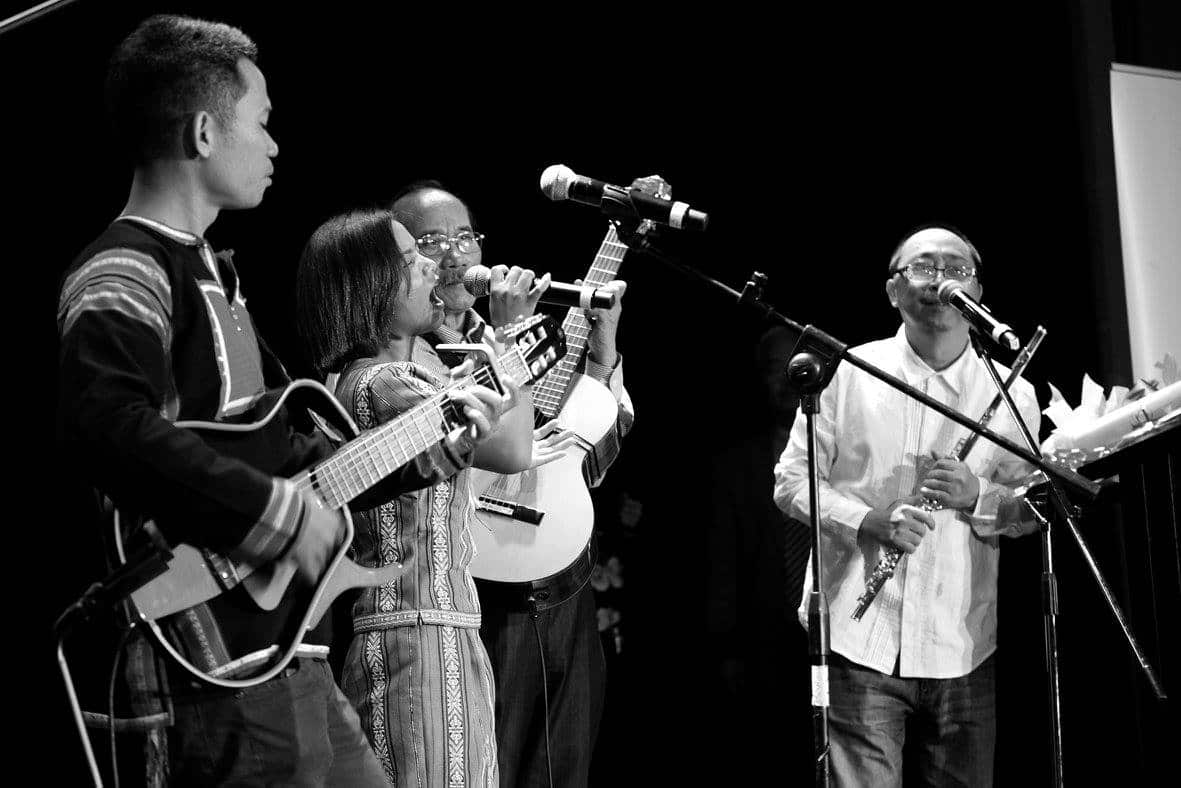 Hai giọng ca đoạt giải Xuất Sắc Ksor Duk và Ro Mah Moly trình diễn với phần đệm của ns Hoàng Ngọc_Tuấn chơi guitar và ns Tuấn Khanh chơi flute