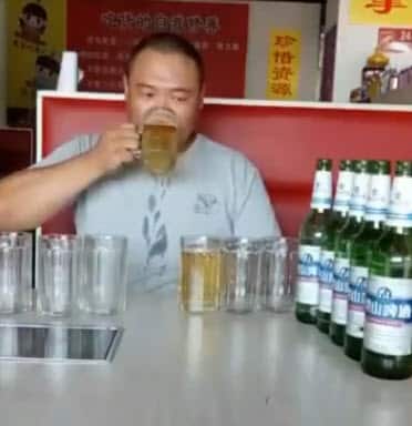 刘世超在三年前发布的第一条视频中50秒内喝掉7瓶啤酒。
