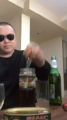 刘世超经常在自制“鸡尾酒”中加入生鸡蛋。