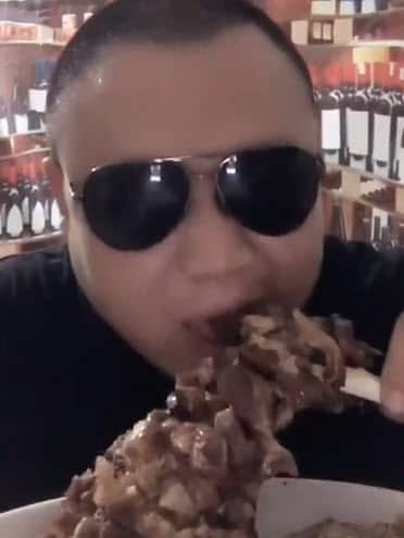 刘世超的视频中除了大量喝酒外也有部分吃肉的内容。