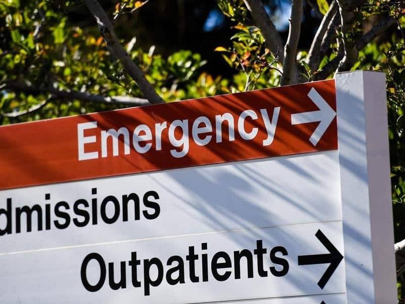 A hospital sign pointing to the emergency room.