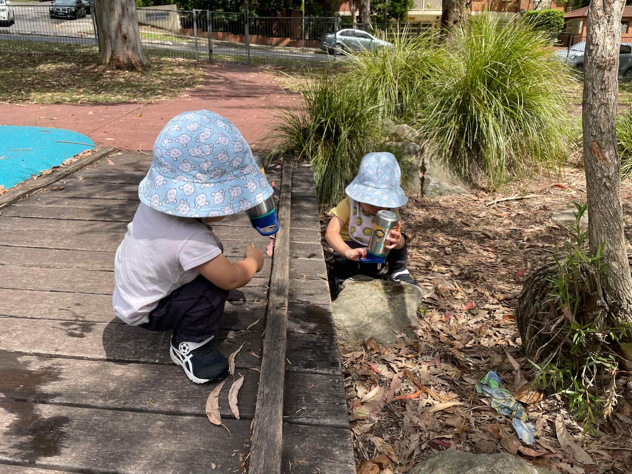 Trẻ học hỏi từ các hoạt động sờ, ngửi, cầm, nắm một cách tự do.