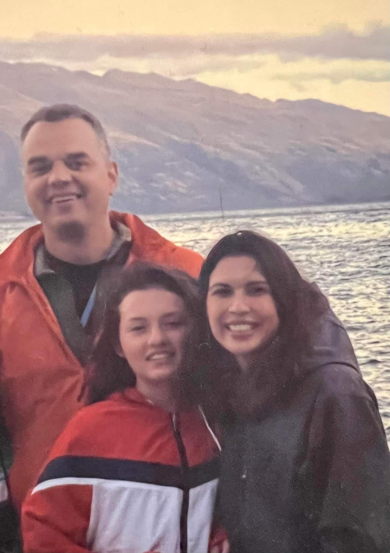 Olivia con sus padres.