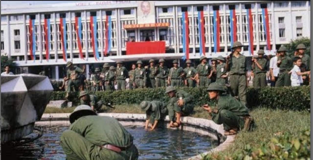Bộ đội rửa chân tay trong hồ phun nước trước Dinh Độc Lập