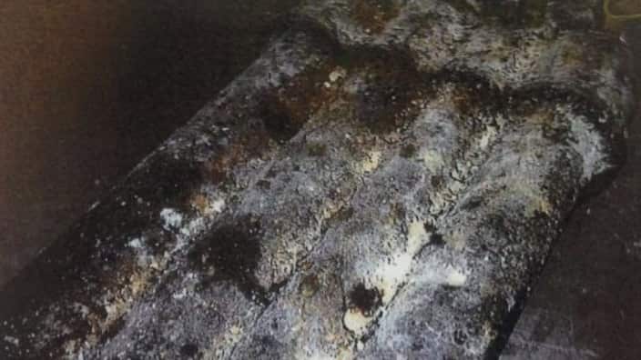 Gas cooking appliance with an accumulation of food waste