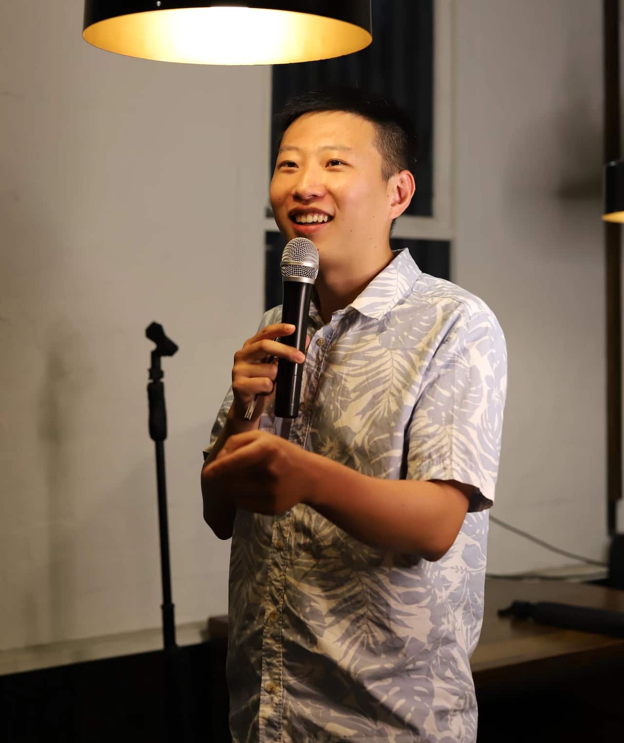 Sean Diao prefers to perform in English. 