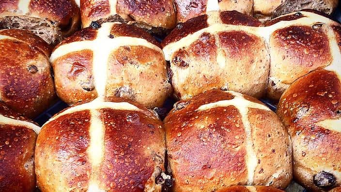 Australian Native Hot Cross Buns by Rebecca Sullivan (Instagram / @grannyskills)
