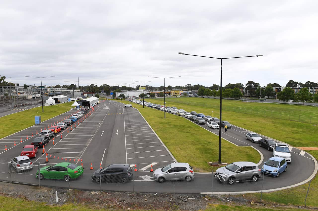 A long line of cars queues at a drive-through COVID-19 testing facility in Dandenong, Melbourne, on 31 December.