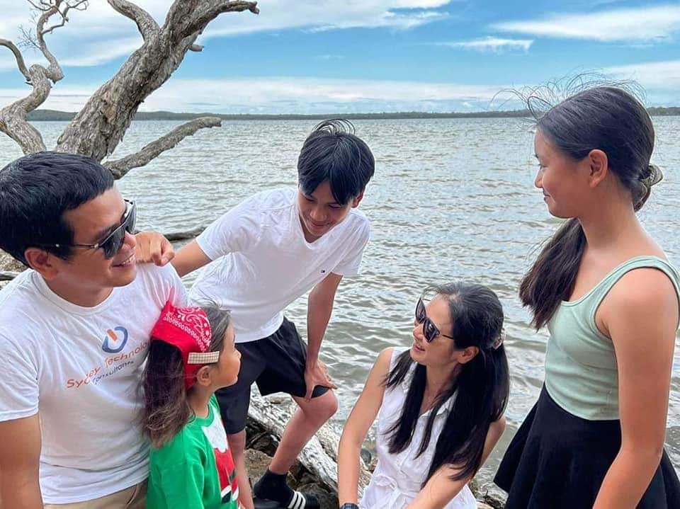 Nghĩ đến hình tượng người thợ mộc hay người làm vườn. Bạn muốn đục đẽo con theo ý mình muốn hay vun vén, chăm sóc và nuôi dưỡng chúng.