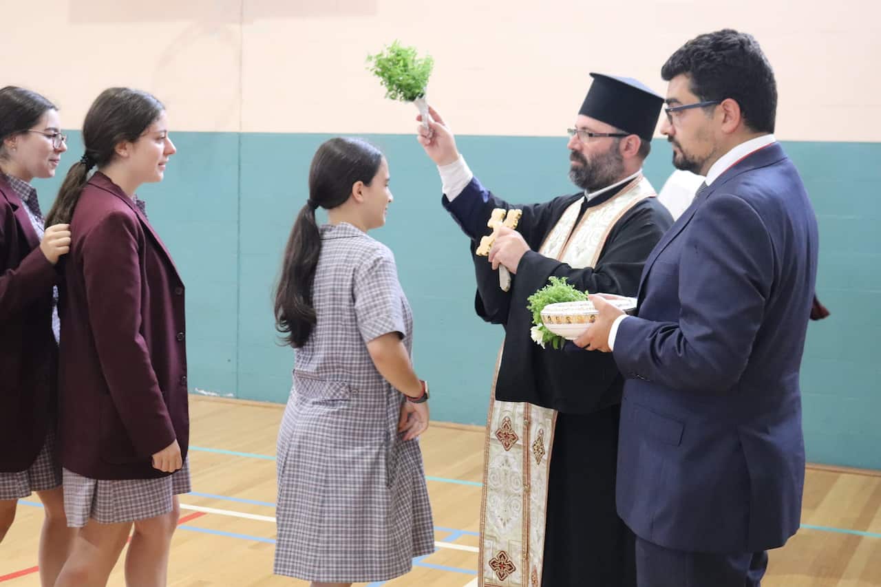 O πάτερ Γεώργιος Αδαμάκης λέει όλο και περισσότεροι νέοι και νέες παρίστανται στις Θείες Λειτουργίες σε Ελληνορθόδοξους ναούς της Μελβούρνης.