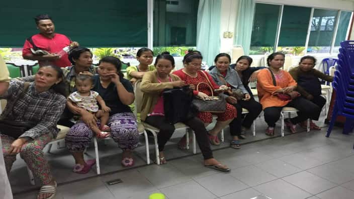 Bà con ăn mặc tươm tất chờ nhận quà