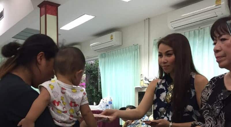 Tặng quà hai mẹ con