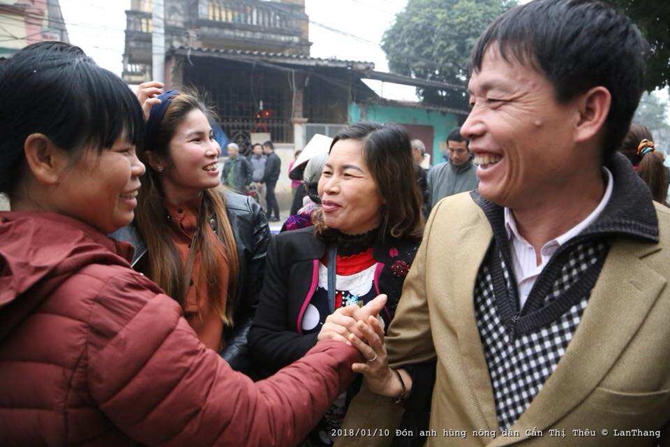 Cấn Thị Thêu và người hùng giữ đất Đoàn Văn Vươn ngày chị Thêu ra tù lần 2. 