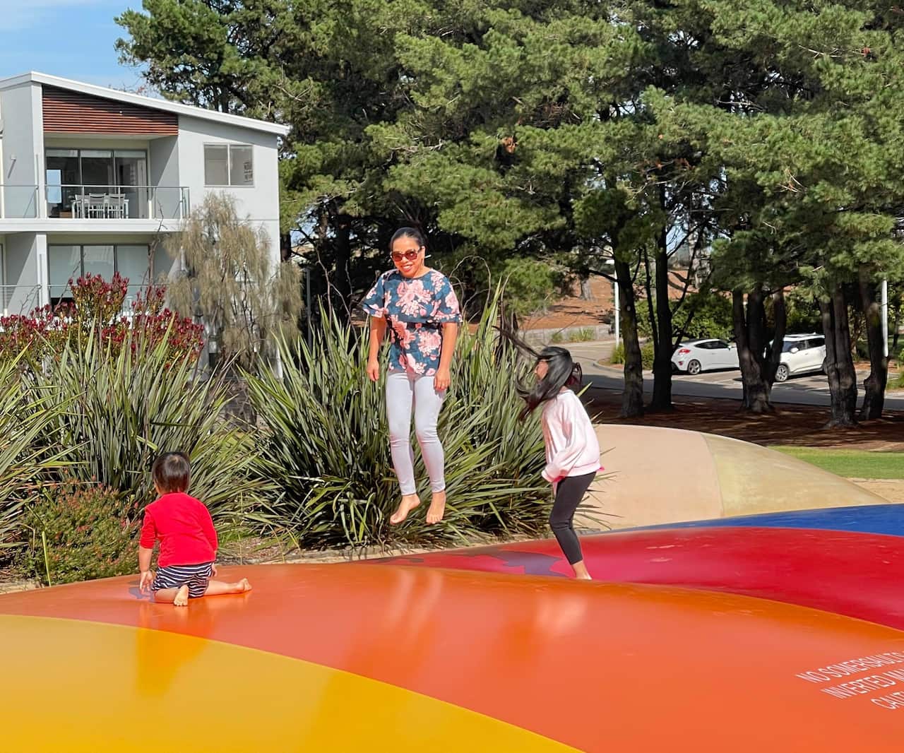 Cha mẹ nên bắt đầu từ việc xây dựng mối quan hệ gần gũi với con. Nếu mình thiếu nền tảng, mất kết nối với con thì rất khó để con có thể thổ lộ, tâm sự thoải mái