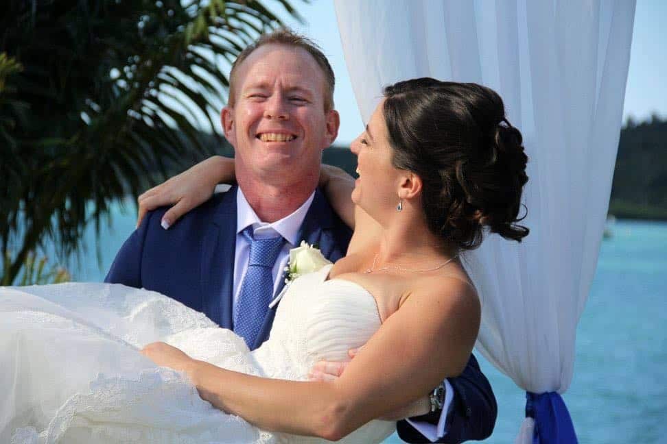 Carmela Yarnold e Jason nel giorno del loro matrimonio, a settembre 2016.