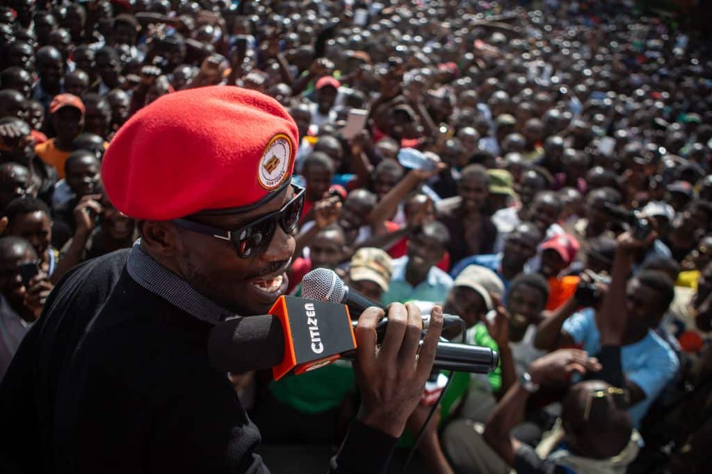 Mgombea wa urais wa Uganda Robert Kyagulanyi, anayejulikana pia kama Bobi Wine, azungumza na mashabiki katika mji wavibanda wa Kibera jijini Nairobi
