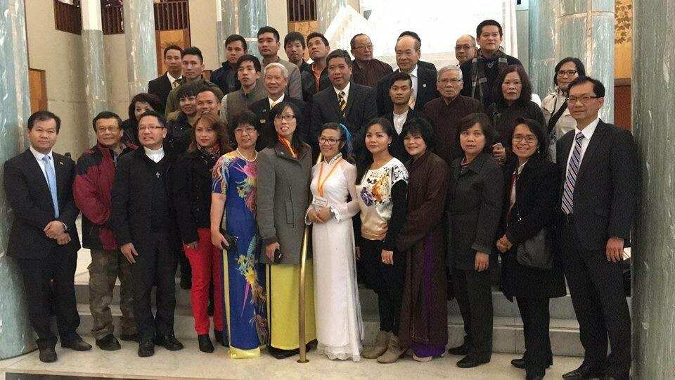 Đại diện cộng đồng người Úc gốc Việt tham gia buổi họp với các vị dân biểu tại quốc hội.