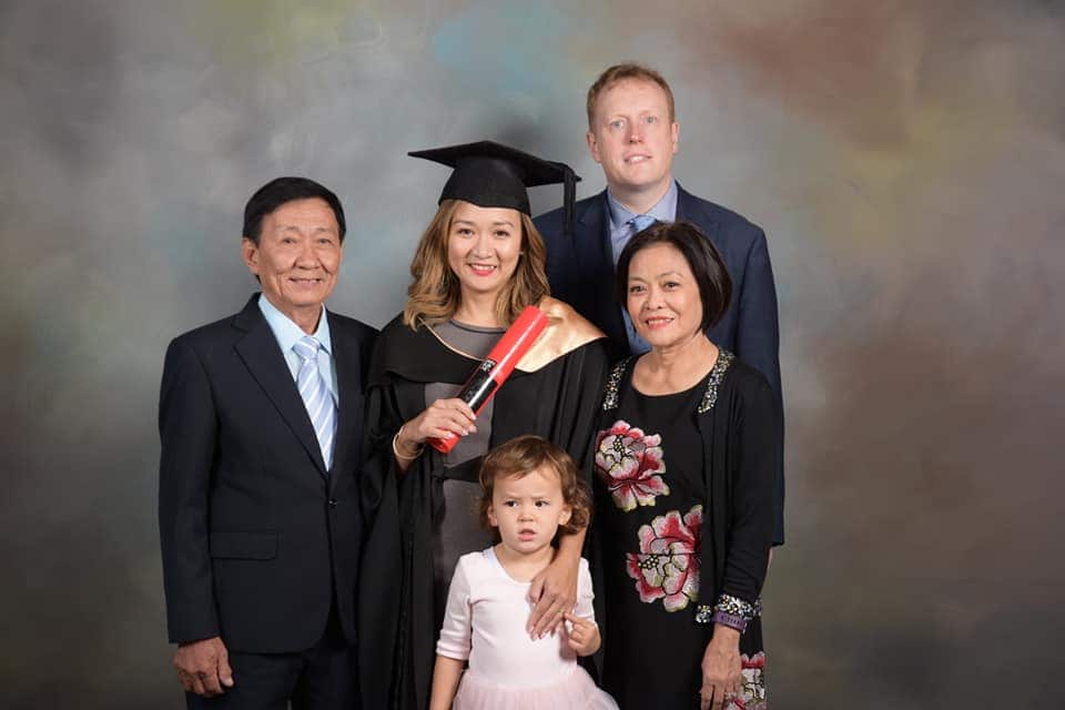 Bé Alice trong ngày tốt nghiệp của mẹ