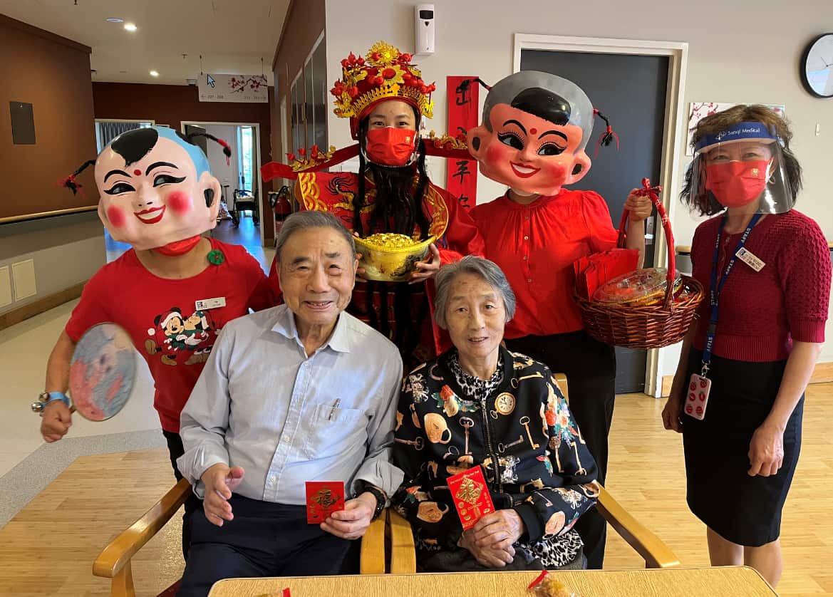 今年大年初一，高龄颐养院工作人员穿戴上传统的民俗服装和道具，与院内长者共庆新春。