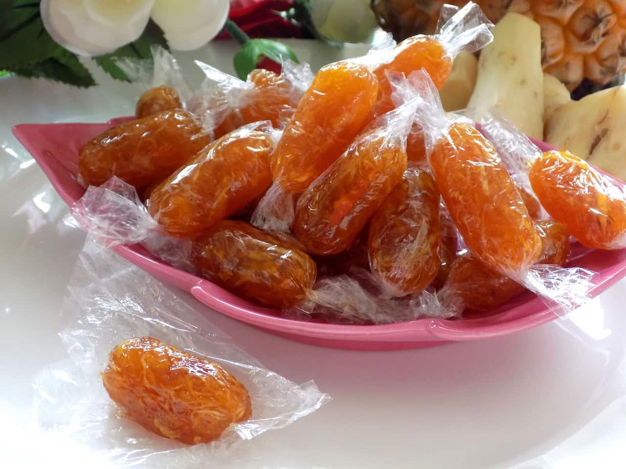 Đám trẻ con trong nhà nhao nhao khi được mẹ phát cho những viên kẹo mứt nhà làm vừa sạch vừa ngon.