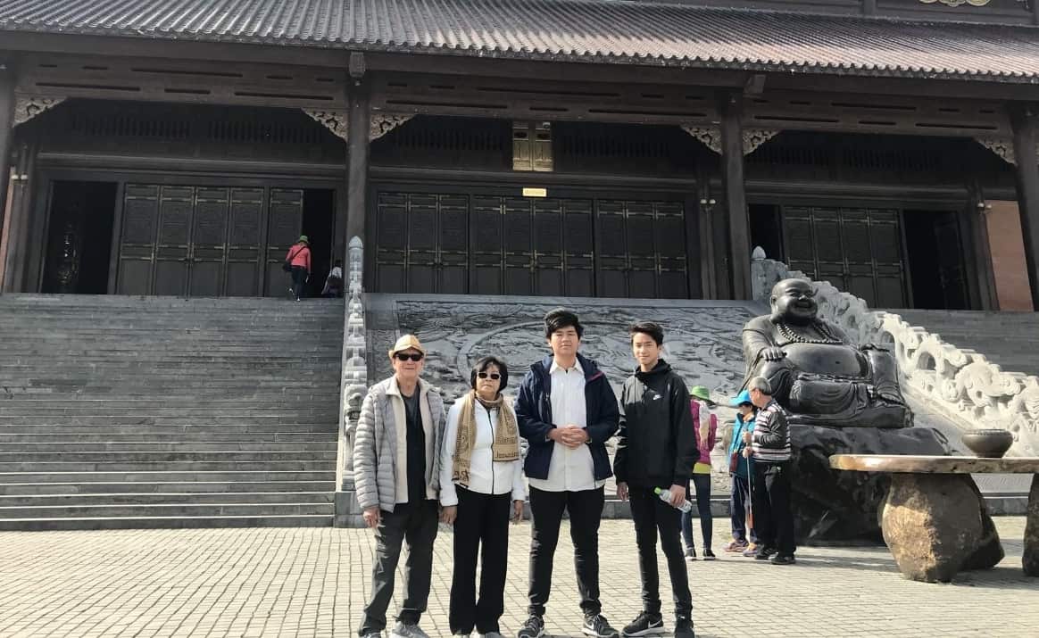 Hai con trai của chị Quyên Lê cùng ông bà ngoại.