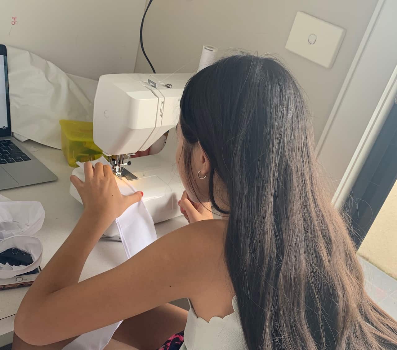 Con gái lớn của chị Khánh Trần dùng thời gian của kỳ nghỉ dài để bắt đầu học thêm về may vá.