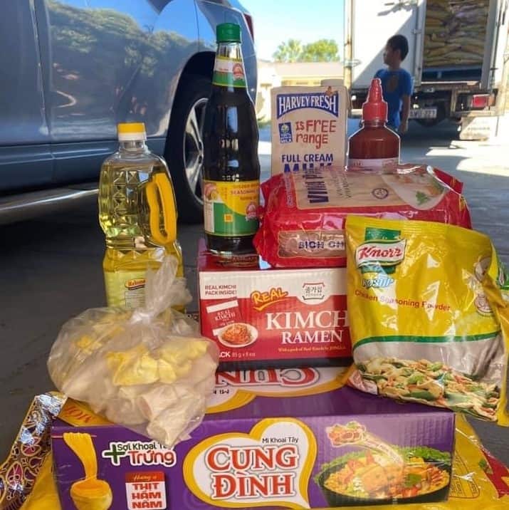 Các mặt hàng đã sẵn sàng để trao cho các bạn snh viên  