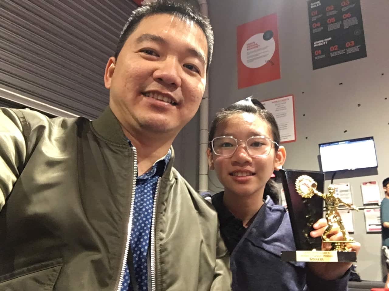 Anh Lê Sơn Anh Hoàng luôn đồng hành cùng con trong các giải thi đấu.