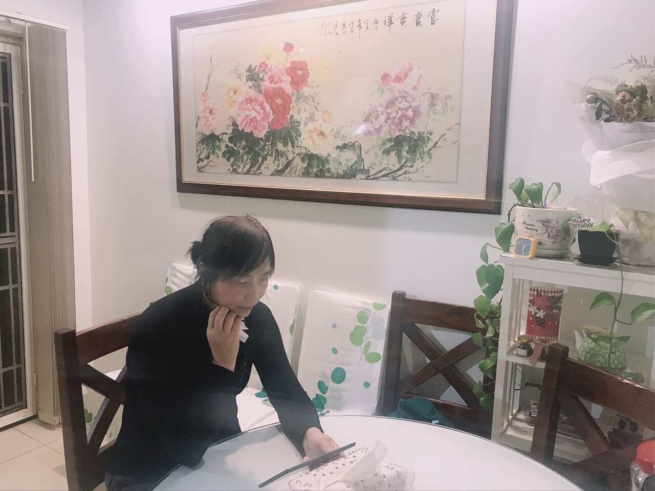 Xinyue is concentrating on the TV series