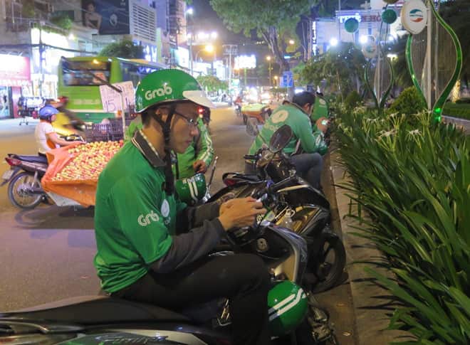 Dù tốt nghiệp thạc sĩ tại Mỹ nhưng anh Thái phải chạy xe ôm Grab để kiếm thêm thu nhập.