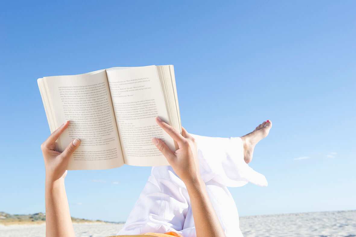 Leyendo en la playa