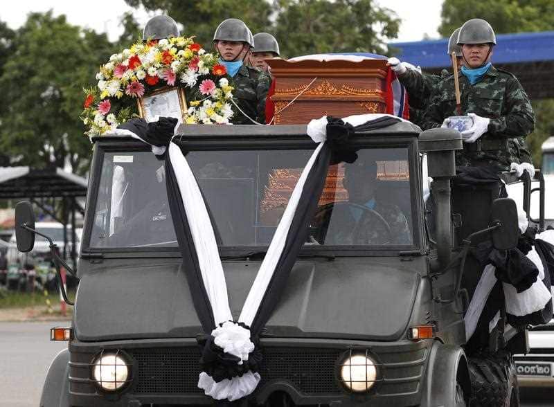 A Thai military honour guard transports Saman Kunan's coffin.