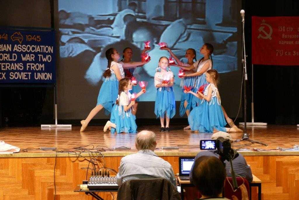 Leader school dance group performed for the veterans