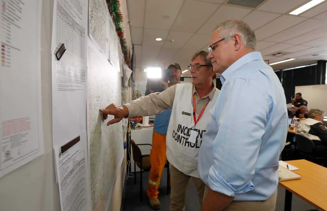 Prime Minister Scott Morrison speaks with CFS staff in South Australia.