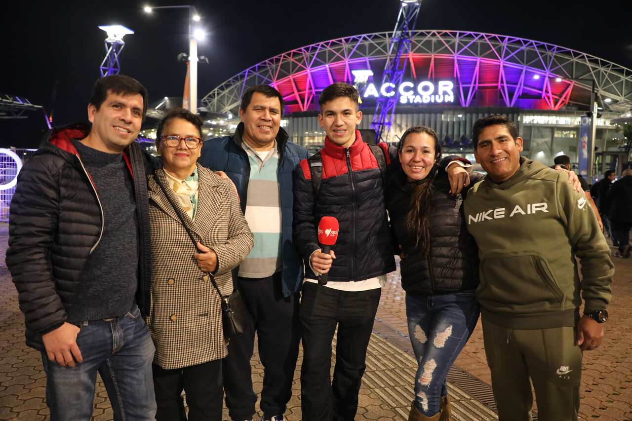 Mashabiki wa FC Barcelona baada yakuzungumza na SBS Swahili, nje ya uwanja wa Accor mjini Sydney, Australia.