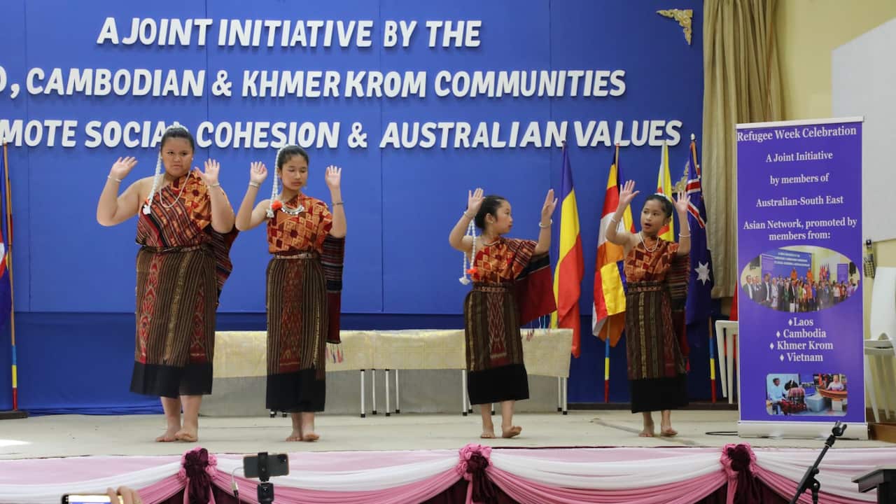 ການຟ້ອນຂອງນັກຮຽນລາວ ຈາກໂຮງຮຽນລາວ ລ້ານຊ້າງ