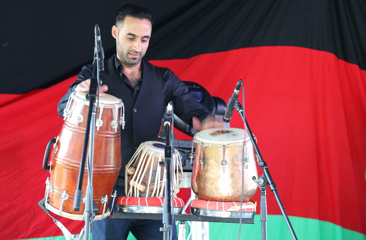 چندین گروه هنری در این مراسم آهنگ اجرا کردند.