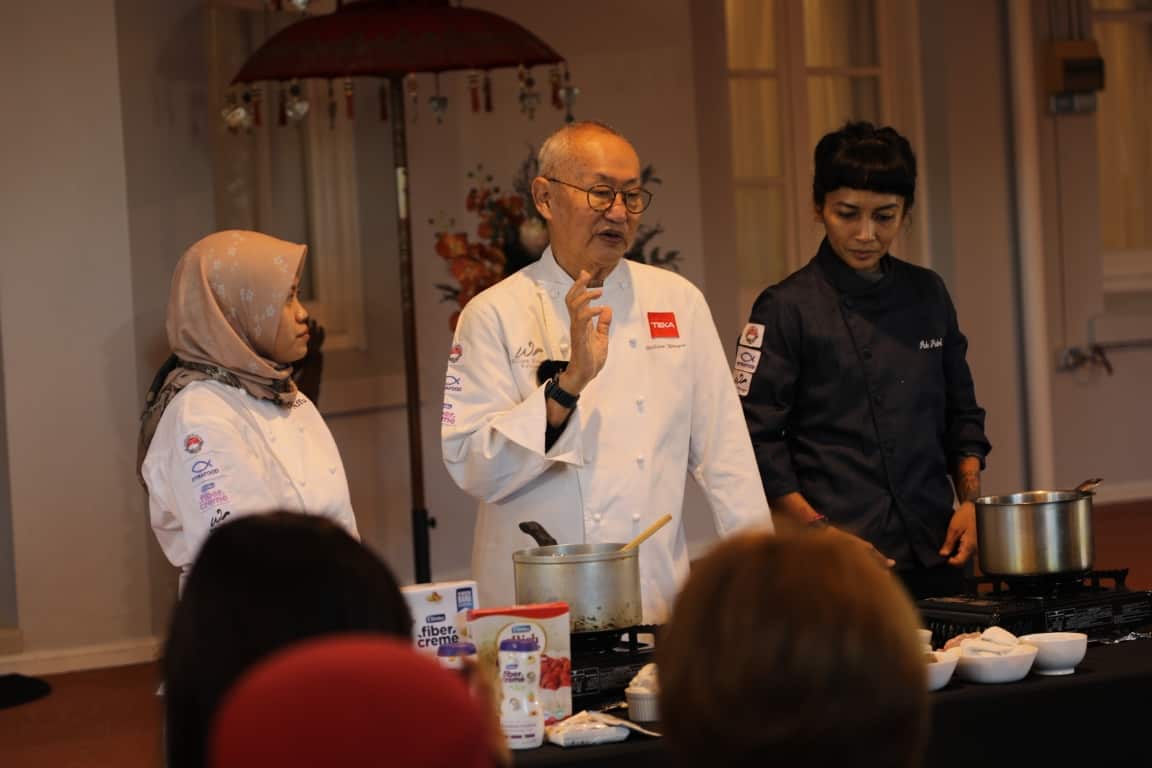 Cheff William Wongso doing cooking demo