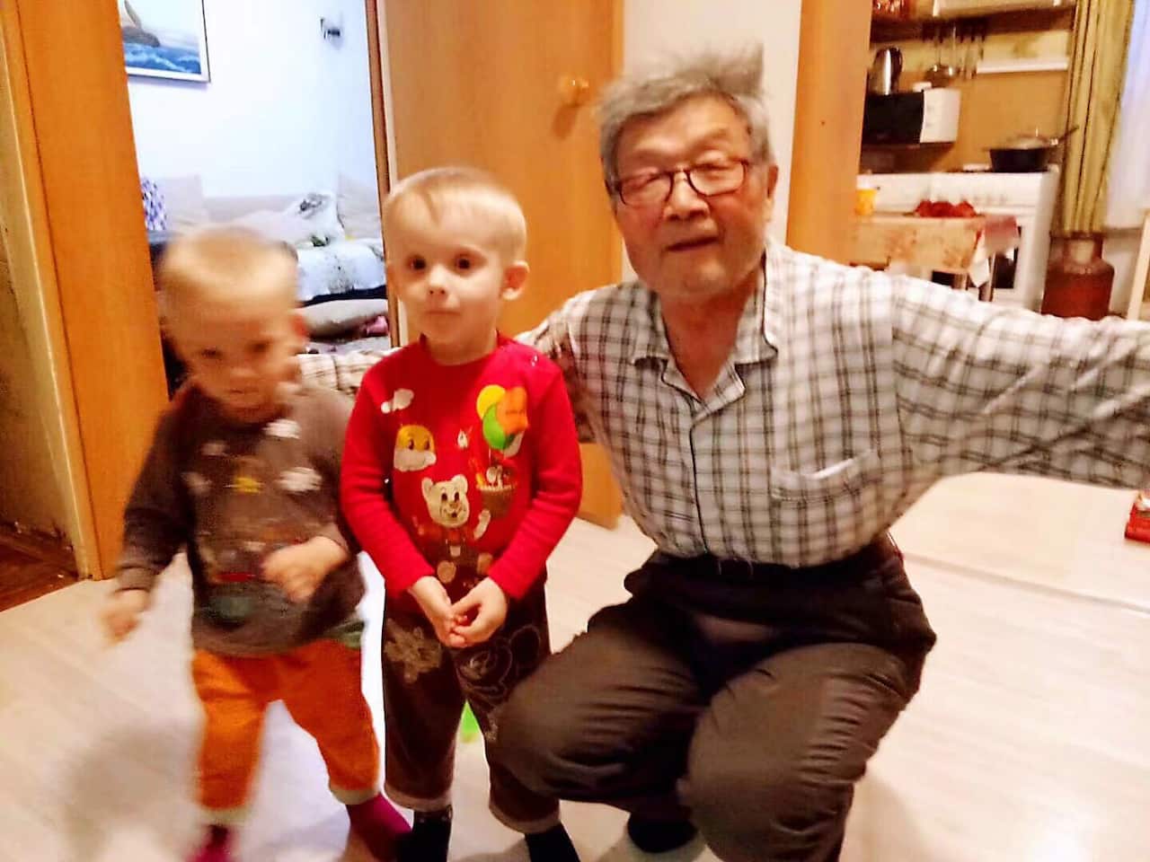 Mr. Wu and the children of Russian trailer drivers