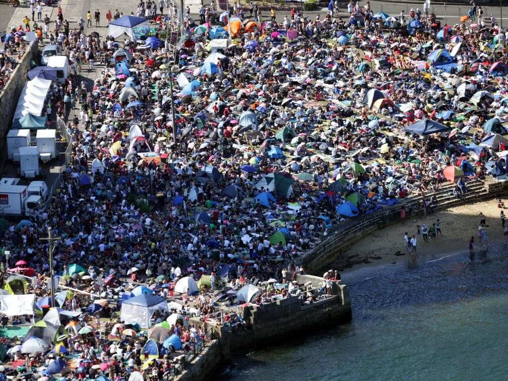 Blues Point attracts big crowds for the Sydney New Year's Eve fireworks.